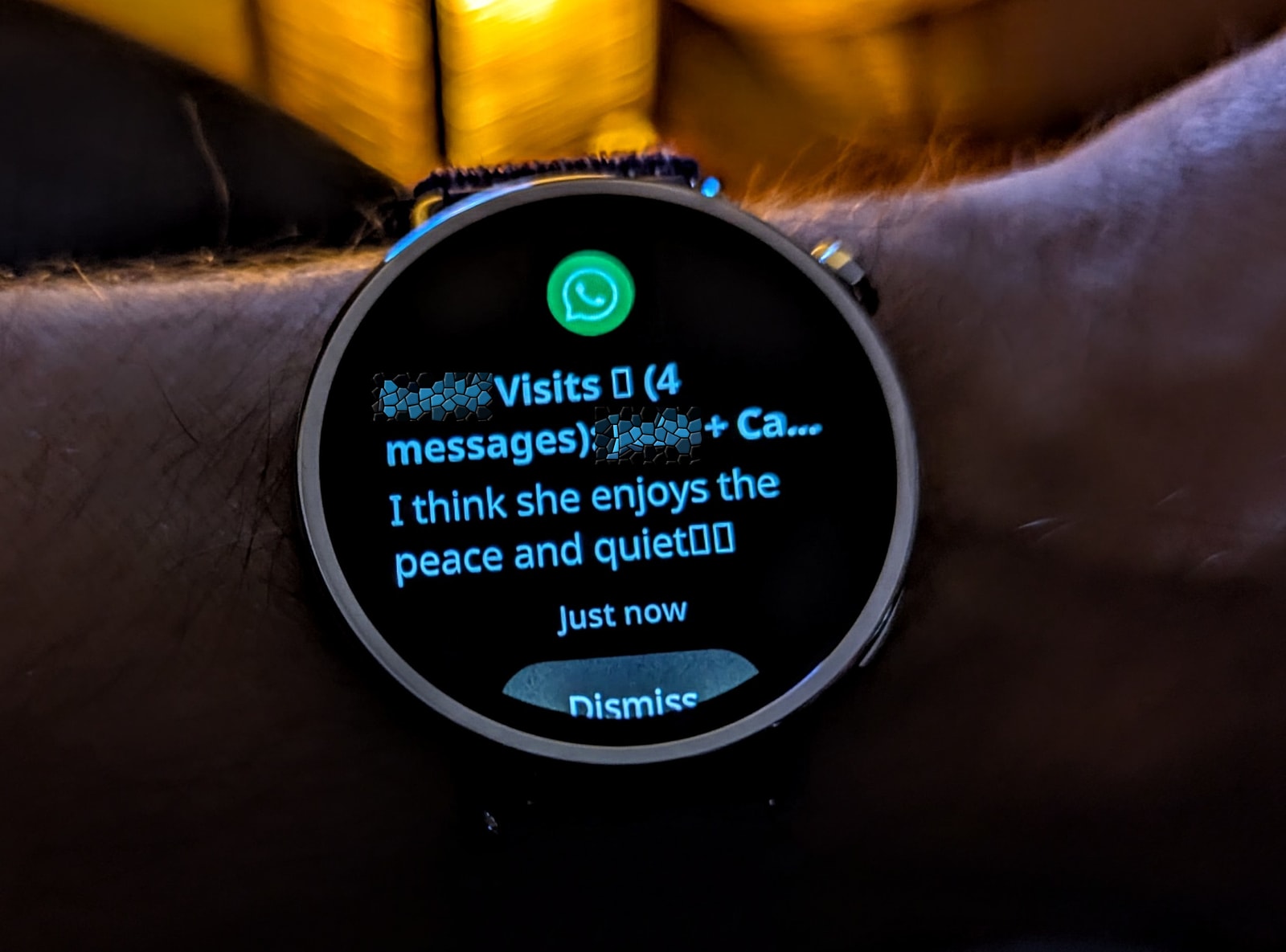 The HyperOS notification list on the Xiaomi Watch S4 41mm, showing clear text but missing emoji support