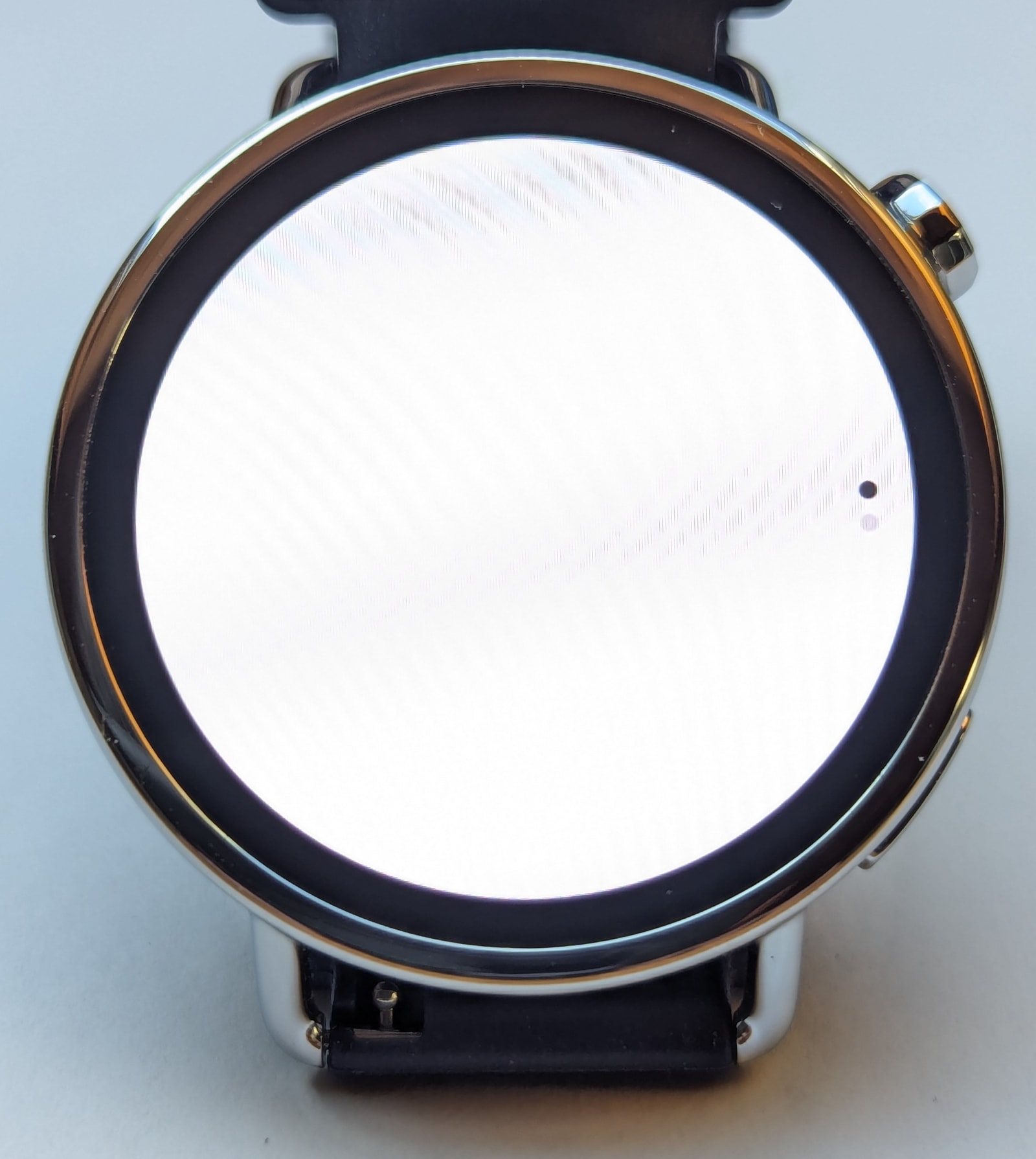 The Xiaomi Watch S4 41mm display in torch mode, demonstrating the narrow bezels and high brightness